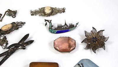 Lot 802 - A small group of jewellery including a Siamese...