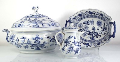Lot 109 - A large collection of Meissen and other blue...