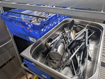 Lot 722 - 2 crates of various utensils