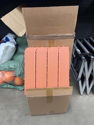 Lot 4164 - 2 boxes of plastic connectable floor tiles
