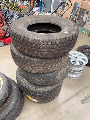 Lot 4218 - 3 Ford alloy wheels plus tyres 235/75R15 plus...