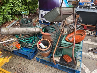 Lot 4285 - 2 pallets of garden items inc. plant pots,...
