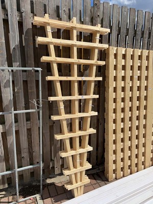 Lot 4321 - 4 panels of wooden slatted garden trellis
