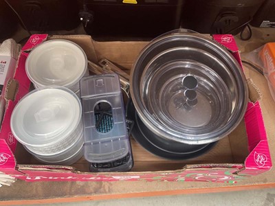 Lot 3040 - Tray containing microwaveable bowls with lids,...