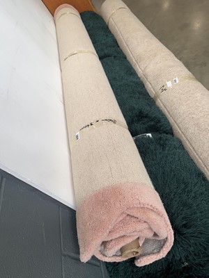 Lot 5122 - 2.4x3.4m woolen carpet with wavy pink edge