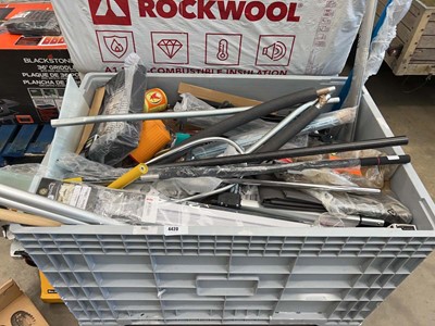 Lot 4420 - Pallet of various items to include Venetian...
