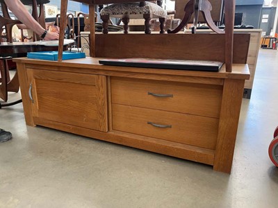 Lot 5188 - Low slung contemporary oak entertainment unit