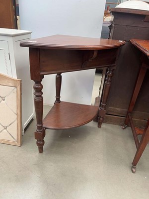 Lot 5260 - 1920s 2 tier whatnot stand