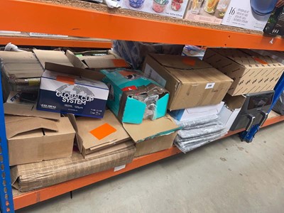 Lot 3120 - Bay of assorted household ware, kitchenware etc