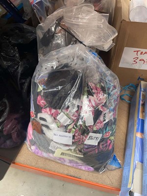 Lot 3128 - Two bags of hair accessories