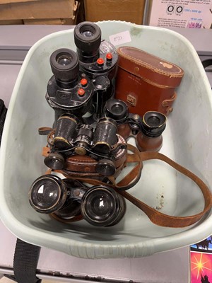 Lot 2223 - Box containing various binoculars