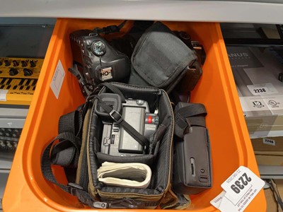 Lot 2239 - Box containing various cameras and camera...