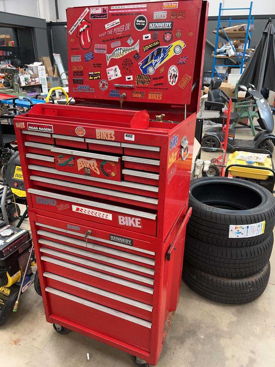 Lot 4552 - 19 drawer 2 piece metal tool chest with keys