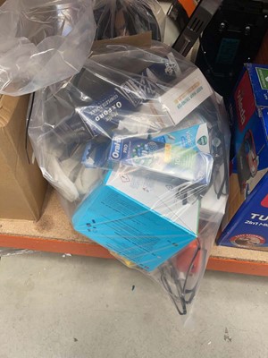 Lot 3160 - Bag containing Oral B pro toothbrush heads,...