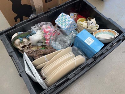 Lot 5311 - Box of floral patterned and crackle glazed...
