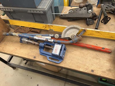 Lot 4582 - Engineers machine vice, pipe bender, wrench,...