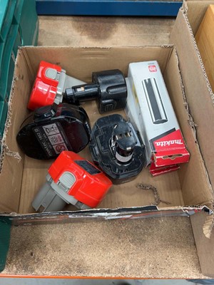 Lot 4594 - Selection of Makita drill batteries