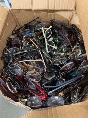 Lot 2291 - Box of reading glasses