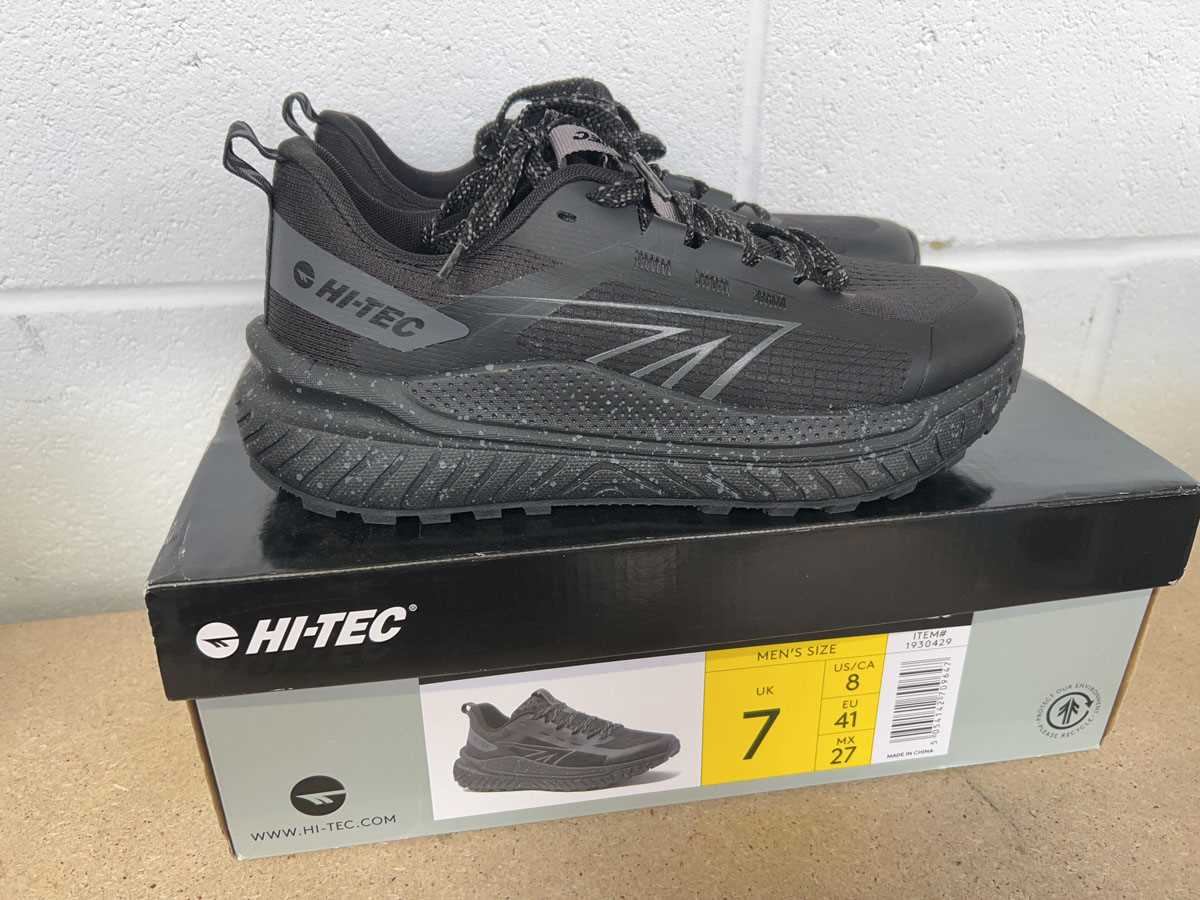 Lot Boxed pair of Hi-Tec trainers in black size UK 7