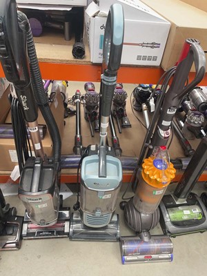 Lot 3225 - Upright Shark vacuum cleaner