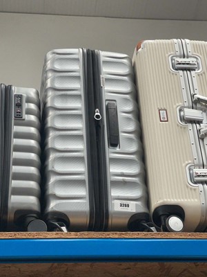 Lot 3269 - Large hard shelled samsonite suitcase