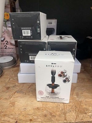 Lot 3287 - 4 makeup brush cleaner and dryers plus 2 Style...