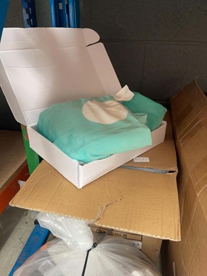 Lot 3300 - 2 boxes of pillow bed covers