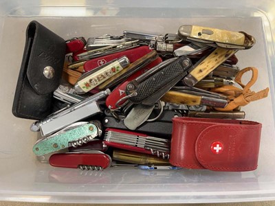 Lot 2338 - Box of pocket knives