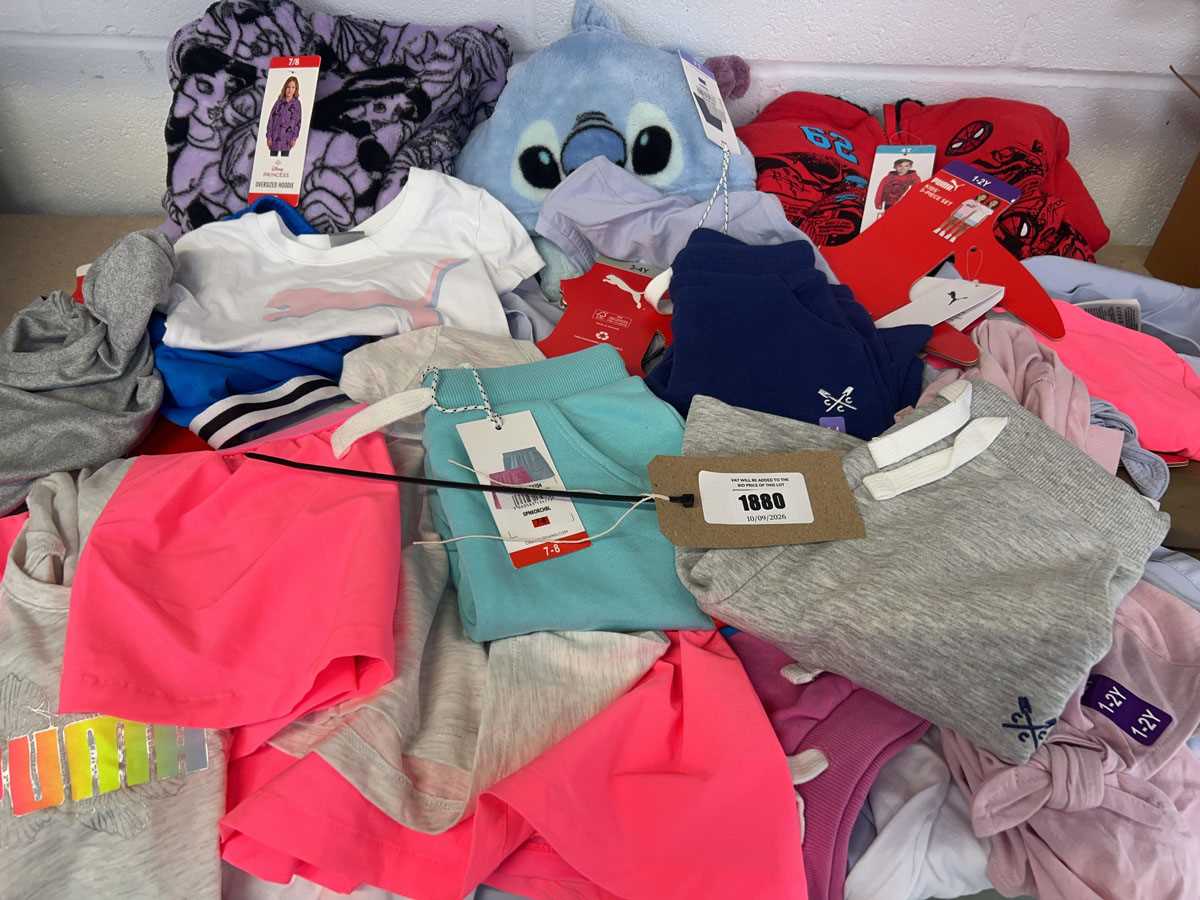 Lot Mixed lot of children's clothing to include...