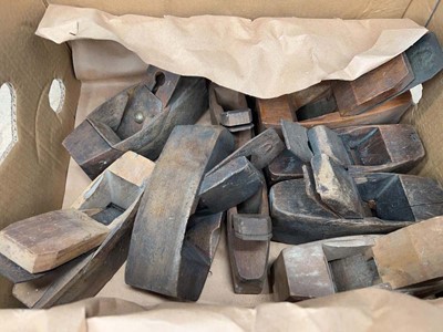 Lot 4664 - Box of wooden woodworking planes