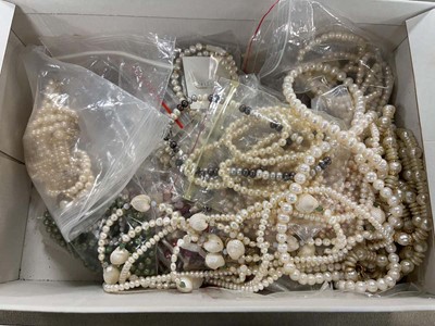 Lot 2366 - Costume jewellery