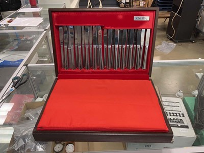 Lot 2367 - Box of cutlery