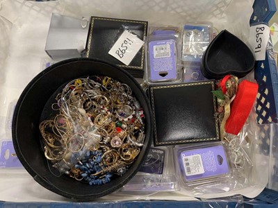 Lot 2368 - Box of various jewellery