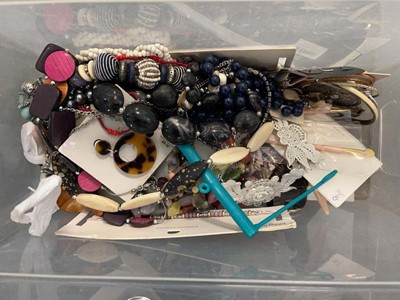 Lot 2374 - Box of costume jewellery