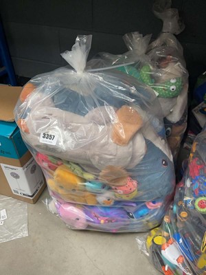 Lot 3357 - 2 bags of soft toys