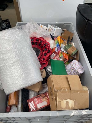 Lot 3362 - Box of various household items (box not included)