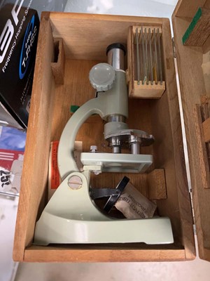 Lot 2486 - Miniature microscope in a case with slides