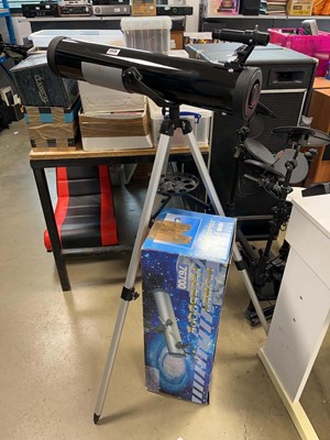Lot 2515 - 76700 telescope with tripod