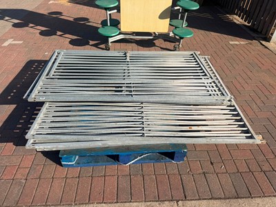 Lot 4301 - Large metal animal cage/pen