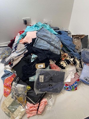 Lot 3745 - Pallet box (not included) containing mixed...