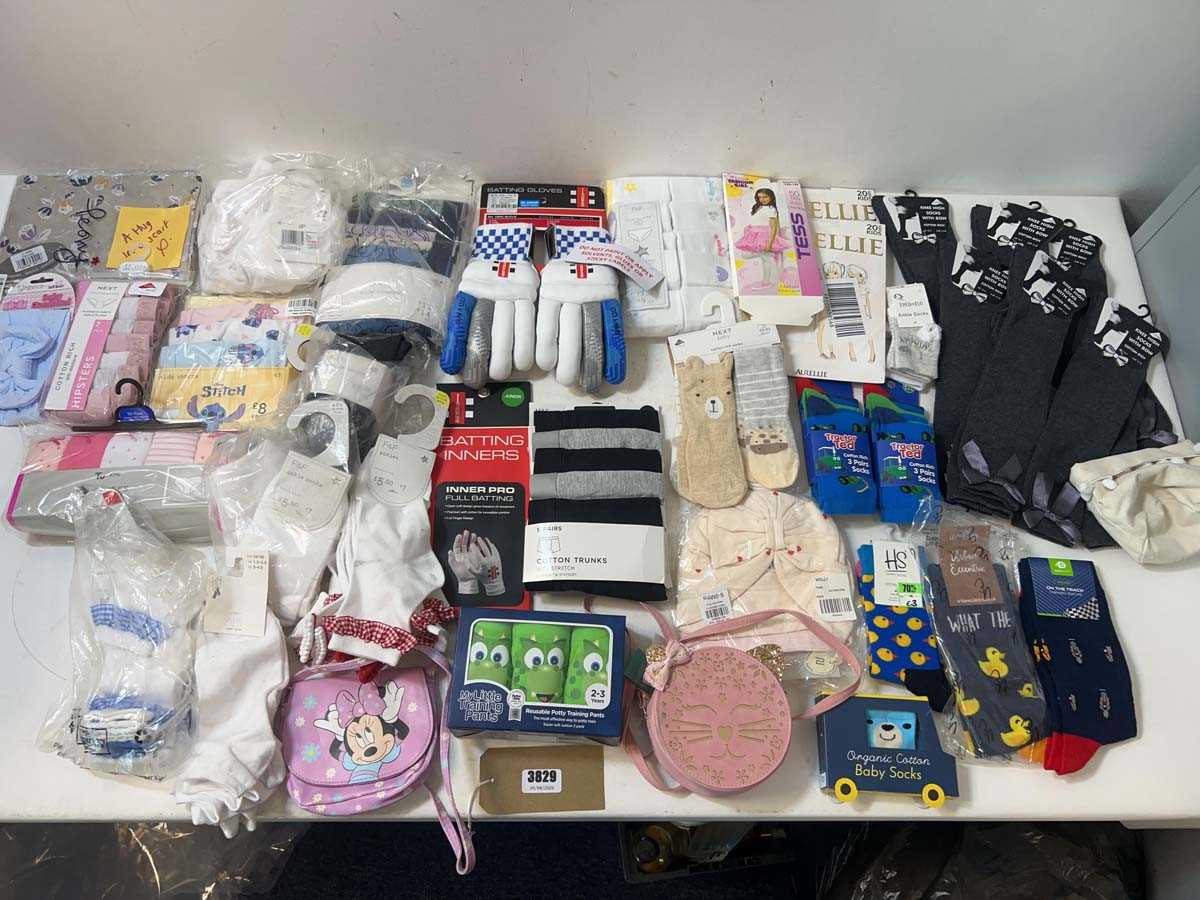 Lot 3829 - Children's accessories, underwear, socks, Zara,...