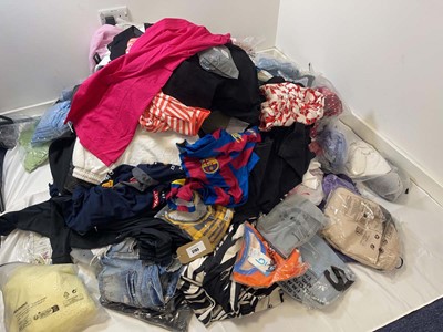 Lot 3765 - Pallet box (not included) containing mixed...