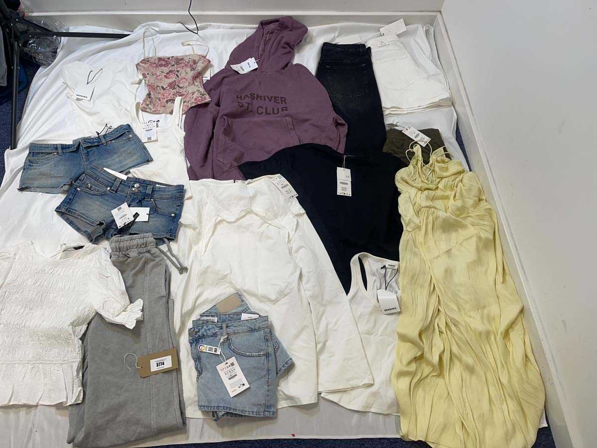 Lot 3774 - Zara & Sister Companies clothing