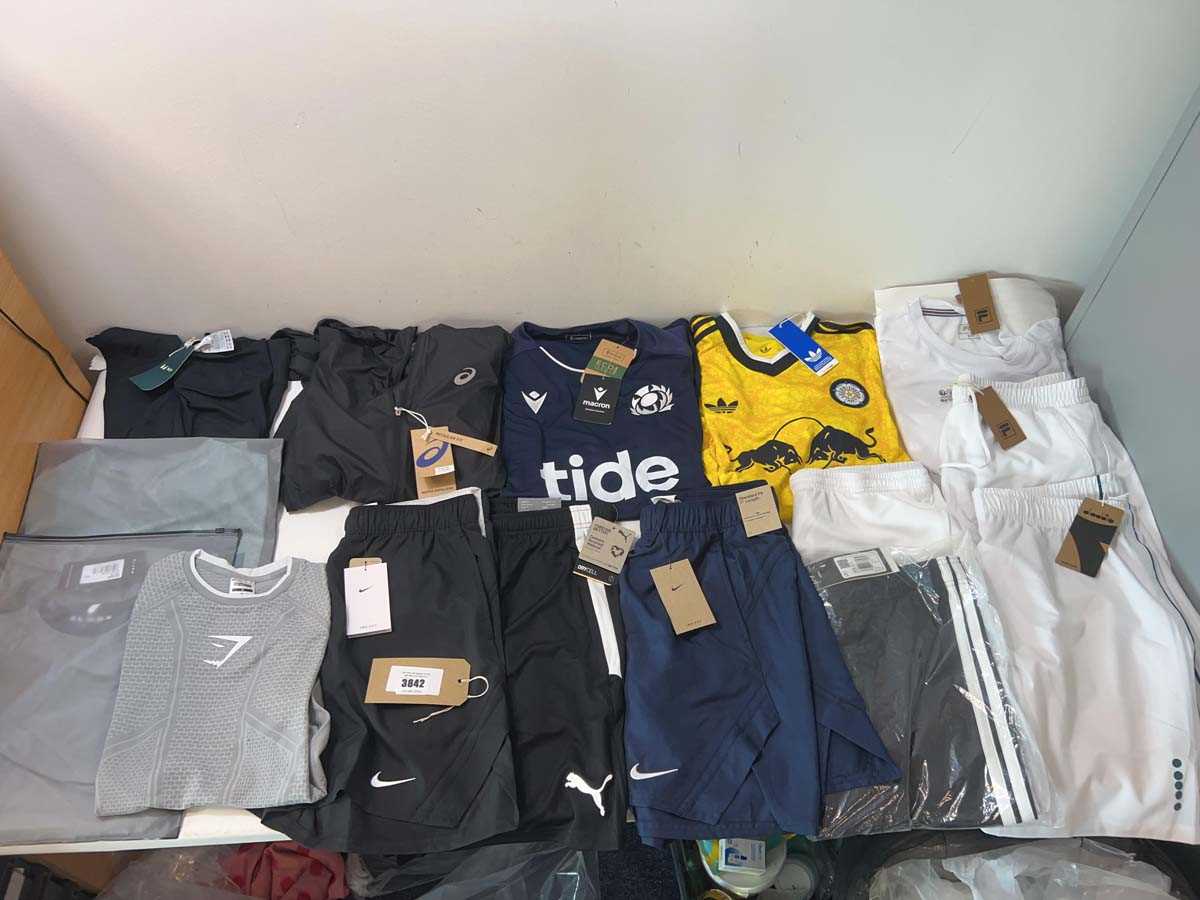 Lot 3842 - Men's sportswear Adidas, Nike, Puma, Diodora,...