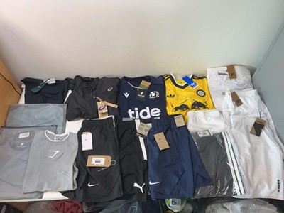Lot 3842 - Men's sportswear Adidas, Nike, Puma, Diodora,...
