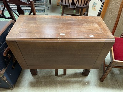 Lot 67 - Drop leaf gate leg table
