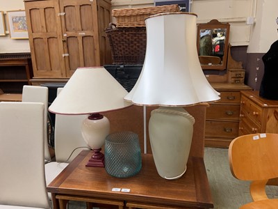 Lot 90 - Two table lamps with a glass vase
