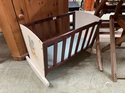 Lot 105 - A dolls cot
