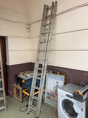 Lot 166 - A two piece aluminium ladder