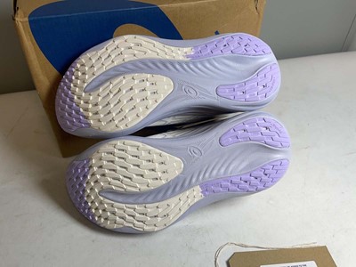 Lot 3803 - Asics UK5.5 gel-nimbus 25 trainers in white /...